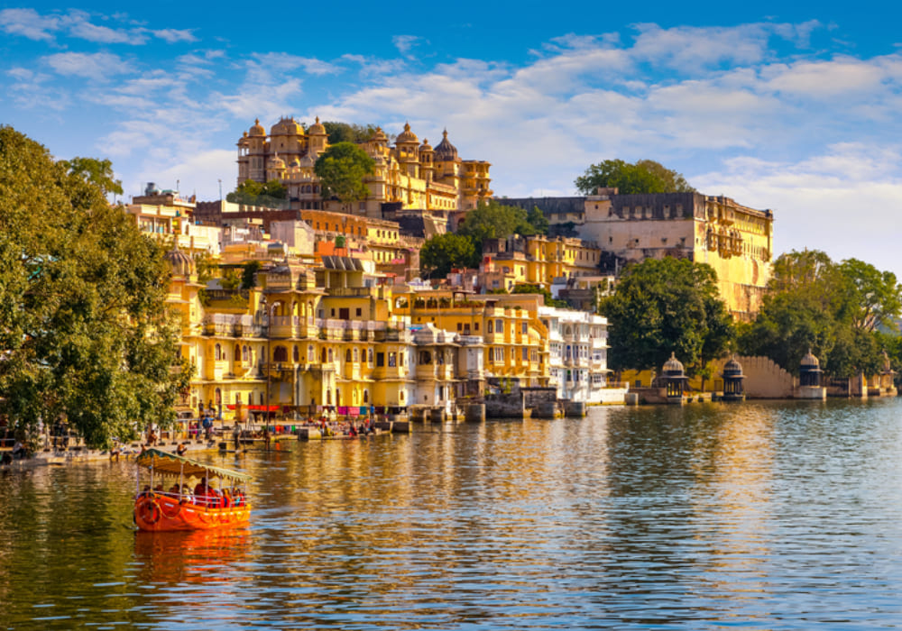 Udaipur:- City Palace, Jagdish Temple, Bagore Ki Haveli, Boat Ride on Pichola Lake, Fateh Sagar Lake, Saheliyon Ki Baadi, Monsoon Palace